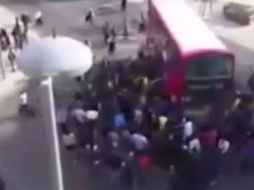 Ciudadanos logran mover unos metros el autobús. YOUTUBE / heta meta