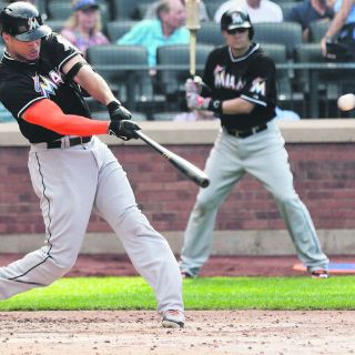 Stanton conecta dos jonrones y Marlins gana