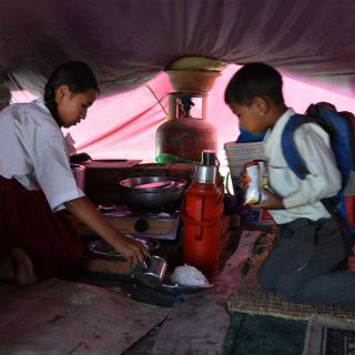 Reabren escuelas en zonas golpeadas por sismo en Nepal