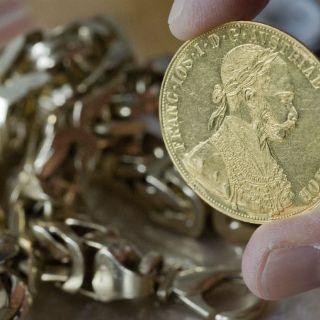 Artesano imprime fechas inolvidables y arte en monedas de todo el mundo