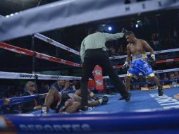 Nery aprovechó una distracción de su rival y lo mandó a la lona. TWITTER / @PromodelPueblo