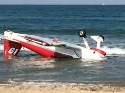 La avioneta participaba en el show que inaugura la temporada veraniega. EFE /
