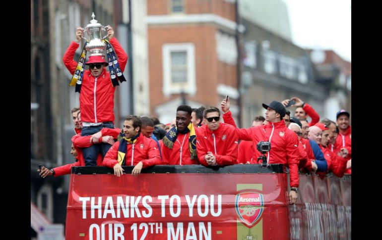 El equipo festejó la Copa FA pero Wilshere (i) al parecer se lo tomó de otra forma. AP / S. Heavey