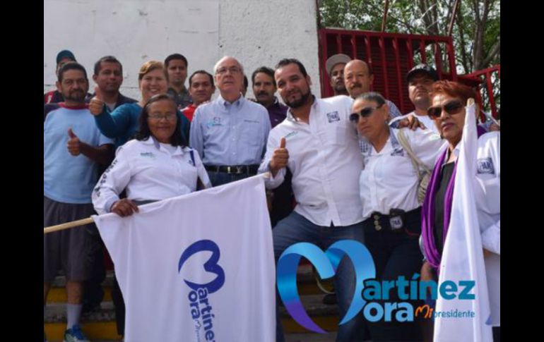 Martínez Mora se reunió con líderes de la colonia Tabachines, con quienes firmó un pacto de trabajo. TWITTER / @gmartinezmora