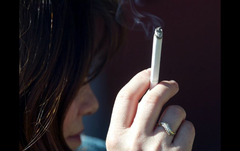 Al principio una persona se conforma con un cigarro, pero con el tiempo necesita más para mantener el mismo efecto. EL INFORMADOR / ARCHIVO