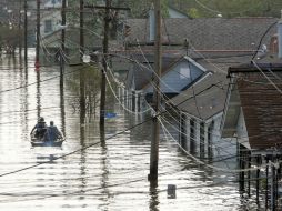Los funcionarios de atención de emergencias se centraron en la limpieza de Houston, donde el daño es de más de 45 MDD. AP / D. Martin
