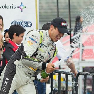 Vences triunfa en Puebla y toma la cima en Nascar México