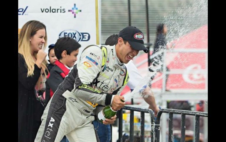 Irwin Vences, quien de paso saltó de la segunda a la primera posición en el campeonato, celebra su triunfo en el podio. TWITTER / @MRacingMex