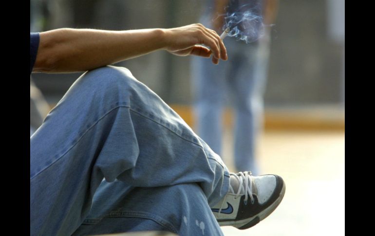 En la actualidad al rededor de tres millones de adolescentes mexicanos entre 13 y 15 años probaron un cigarro. EL INFORMADOR / ARCHIVO