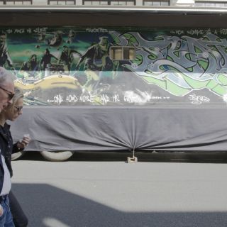 Subastarán en París obra de Banksy pintada en remolque