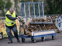 Los trabajadores empezaron a desmantelar las rejas metálicas. AFP / S. de Sakutin