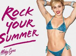 .La joven de 22 años posa con una prenda de color azul, con los brazos levantados. ESPECIAL / dailymail