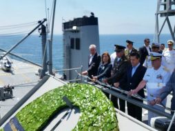 El Presidente de México lanza al mar una ofrenda en memoría de los marinos caídos en el cumplimiento de su deber. FACEBOOK / @SEMAR_mx