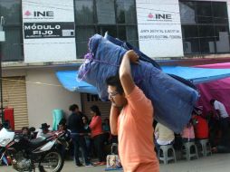 Aprovechando el cierre provisional de las oficinas del INE en Juchitán, un grupo sustrajo 18 paquetes electorales. EFE / QUADRATIN / José Luis Jerónimo