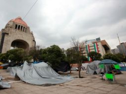 Los maestros que se encontraban en las inmediaciones de la Segob comenzaron a retirarse hacia el Monumento a la Revolución. SUN / J. Boites