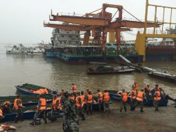 El mal tiempo con fuertes vientos y una intensa lluvia, dificultan las labores de rescate. EFE / Y. Zheng