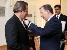 Meade le impuso a Ricardo Patiño la Condecoración de la Orden Mexicana del Águila Azteca. NTX / Especial