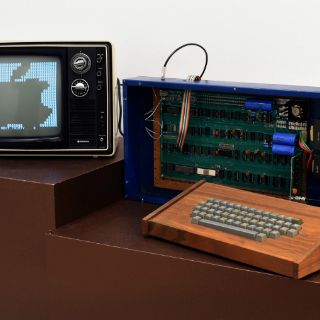 Mujer desecha computadora de colección creada por Steve Jobs