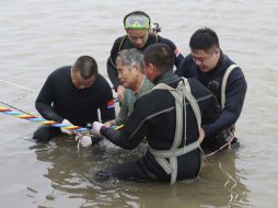 Al menos otras 12 personas sobrevivieron, algunas nadando hasta la costa. AFP /