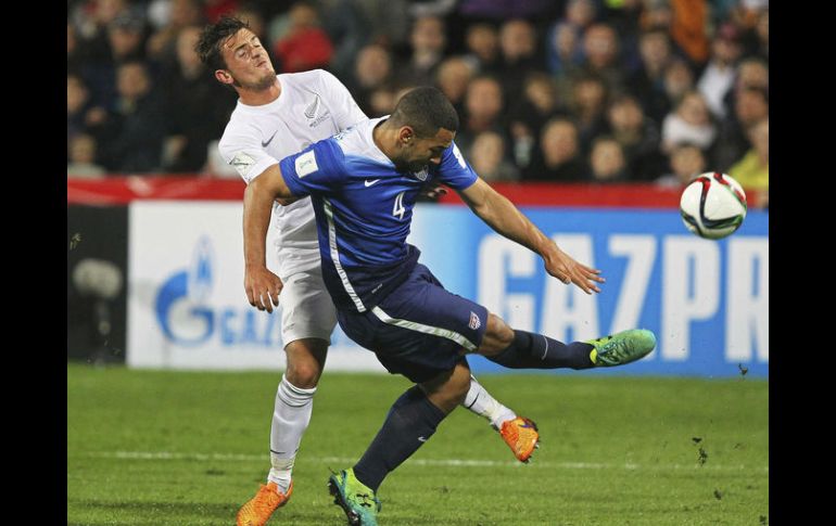 Cameron Carter-Vickers (Estados Unidos) pelea un balón con el neozlelandés Deklan Wynne. EFE / D. CAMPBELL