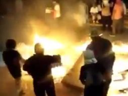 Mientras quemaban el material, los manifestantes gritaban ''¡No habrá elecciones, no habrá elecciones!''. YOUTUBE / liadiz1