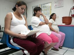 Tras haber sido vacunada, la embarazada empieza a incrementar sus niveles de defensas ante los antígenos de la bacteria. EL INFORMADOR / ARCHIVO