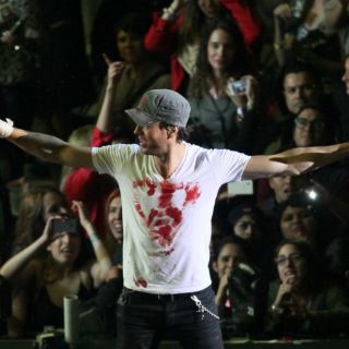 Cirugía reconstructiva de Enrique Iglesias dura más de lo previsto