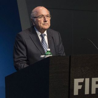 Romario celebra renuncia de Blatter