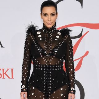 Kim Kardashian tiene accidente con su vestido