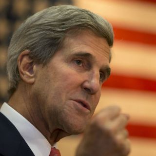 Operan a John Kerry luego de fracturarse la pierna en bicicleta