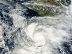 La tormenta tropical se intensifica con vientos sostenidos de 120 kilómetros por hora. AFP / NASA