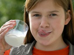 En comparación con otros alimentos, la leche tiene una baja cantidad de calorías y además aporta nutrientes. AP / ARCHIVO