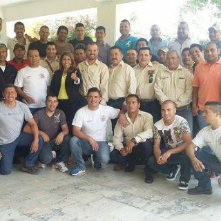 Celia Fausto dialoga con bomberos tapatíos