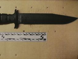 Las autoridades exhibieron una foto de un cuchillo largo color negro que estaba en manos del sospechoso. AP / S. Savoia