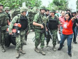 Integrantes de la Coordinadora desalojaron a los miembros del Ejército que resguardaban la junta distrital 08 del INE en Oaxaca. SUN /