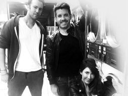 En la filmación de 'Spin'. Vestido de playera negra, comparte foto con Fernanda Romero y Jared Lee, sus protagonistas. ESPECIAL /