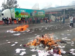 Estudiantes y maestros de Guerrero tomaron la caseta de Palo Alto y quemaron propaganda electoral en apoyo a la CNTE. SUN /