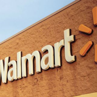 Walmart gana espacios a sus competidores