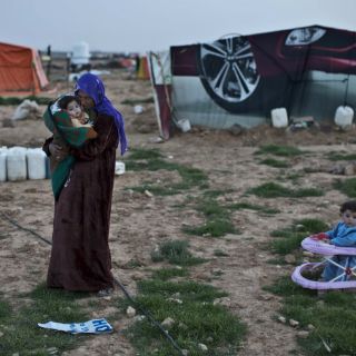 Cientos de refugiados sirios, bloqueados en desierto de Jordania
