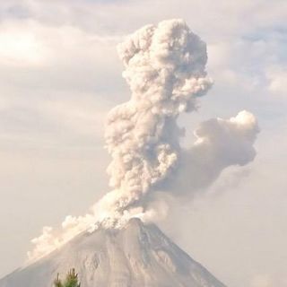 El Volcán de Colima emite cuatro exhalaciones