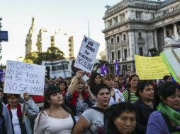 El 'Ni una menos' quedó plasmado en banderas, camisetas y pancartas que adornaron el masivo acto. EFE / D. Fernández