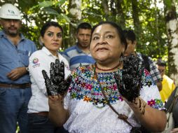 En la imagen, Menchú muestra sus manos tras introducirlas en el pozo Aguarico 4, ubicado en en medio de la selva amazónica. EFE / J. Jácome