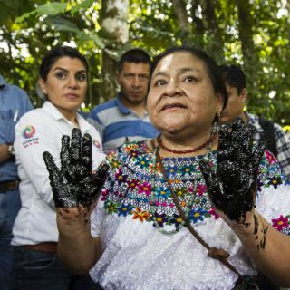 Rigoberta Menchú visita zona contaminada en amazonia