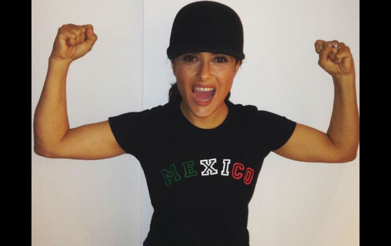 Hayek publicó en redes sociales una fotografía donde se le ve con pants, gorra y una playera negra con la palabra 'México'. TWITTER / @salmahayek