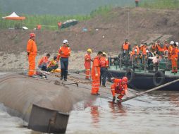 La lluvia y la rapidez de la corriente donde se encuentra la embarcación hundida han complicado el trabajo de los equipos. NTX / Xinhua