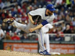 Mark Buehrle realiza un lanzamiento desde la lomita durante la primera entrada del encuentro de ayer por la noche. AP / A. Brandon
