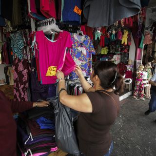 Industriales aseguran la reducción de importación de ropa ilegal