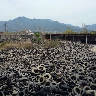 Puerto Vallarta será multado por mantener terreno lleno de llantas