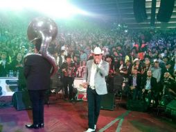 El compositor ignora el suceso y sigue con su show. TWITTER / @julionalvarez