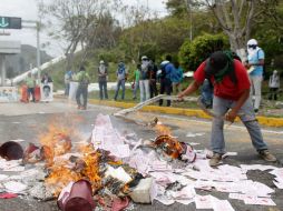 Indican que repondrían las 203 mil 803 boletas quemadas del distrito 28 con más seguridad. AFP / ARCHIVO